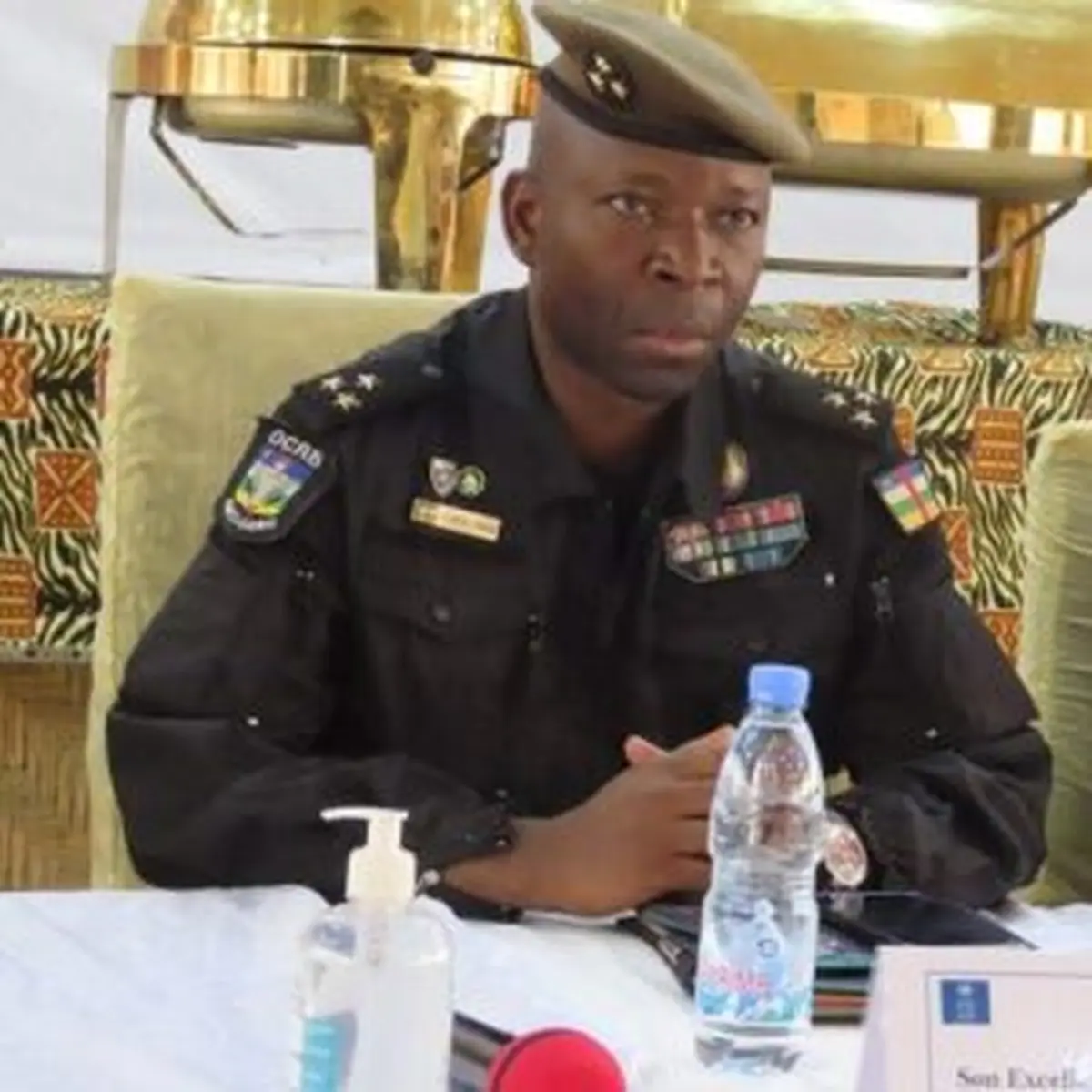 Regarder comment le ministre Bienvenu Zokoué transforme les crimes des mercenaires russes en propagande pathétique