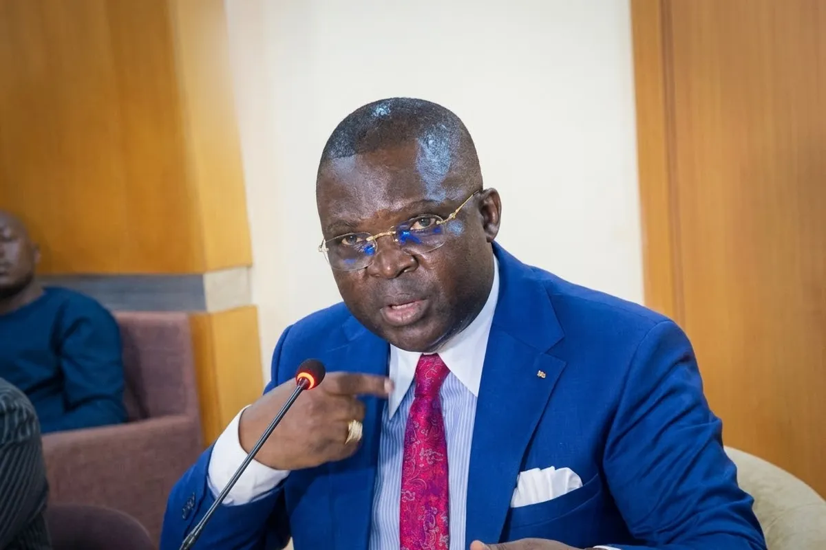 Le grand sorcier de Carnot Évariste Ngamana croit menacer l’opposant Anicet-Georges Dologuelé de poursuites judiciaires