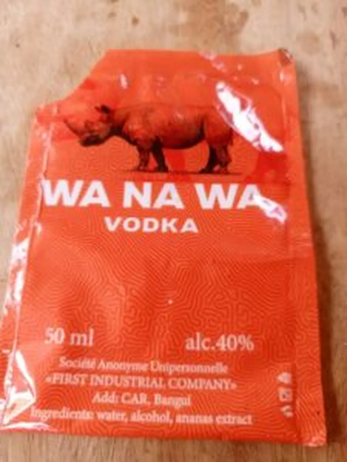 Whisky en sachet : pourquoi l’État combat les produits interdits et laisse circuler le Wanawa de Wagner ?